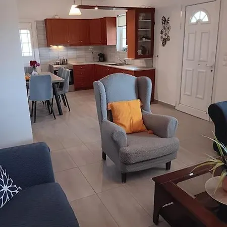 Giovani-entire 1st Floor House With Pool Tzanata